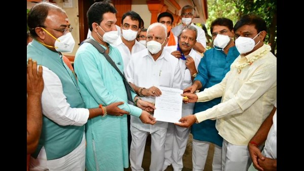ನಳಿನ್ ಕುಮಾರ್ ಕಟೀಲ್ ಅವರಿಂದ ಮುನಿರತ್ನಗೆ ಬಿ-ಫಾರಂ