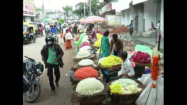 ಅಲಂಕಾರಿಕ ವಸ್ತುಗಳನ್ನು ಖರೀದಿಸಿದರು