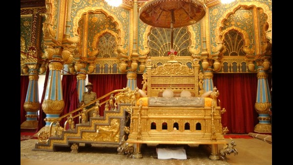 ನವರಾತ್ರಿ ಆರಂಭದ ದಿನ ಸಿಂಹಾಸನ ಜೋಡಣೆ