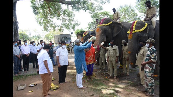 ಮುಖ್ಯಮಂತ್ರಿಗಳಿಂದ ಚಾಮುಂಡಿ ದೇವಿಗೆ ಪುಷ್ಪಾರ್ಚನೆ