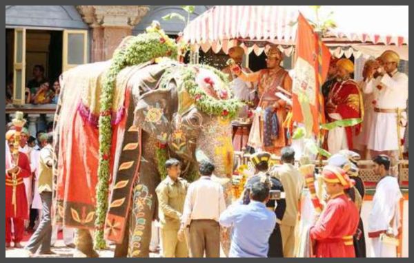 ಸರಳವಾಗಿ ಆಚರಿಸಿದ ನಿದರ್ಶನಗಳಿವೆ