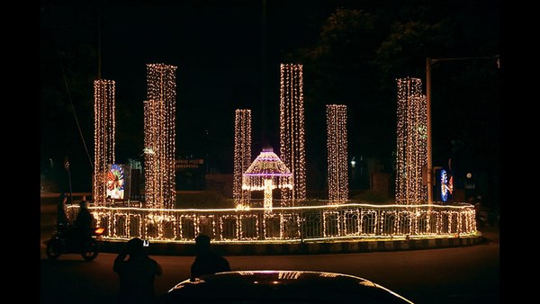 ರಸ್ತೆಗಳಿಗೆ ವಿದ್ಯುದ್ದೀಪಗಳ ಅಲಂಕಾರ