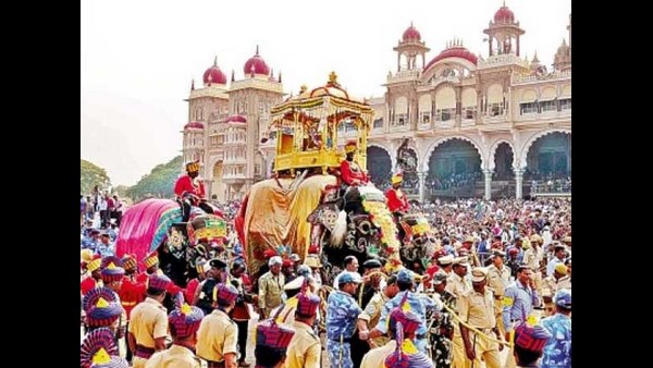 ಸಾರ್ವಜನಿಕ ಸ್ಥಳಗಳಲ್ಲಿ ಸಾಮಾಜಿಕ ಅಂತರ ಕಡ್ಡಾಯ