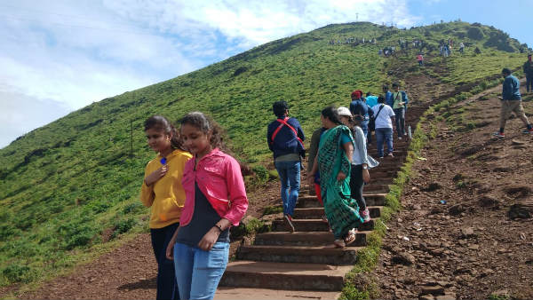 ಬೇಜವಾಬ್ದಾರಿ ಪ್ರವಾಸಿಗರು