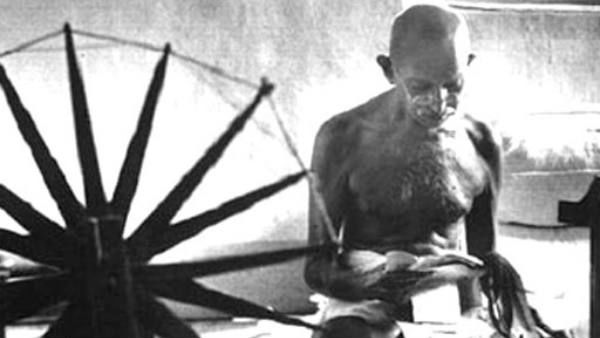 ಆಗಾಗ್ಗೆ ಅಲ್ಲಲ್ಲಿ ಗಾಂಧಿಗೆ ಅಪಮಾನ