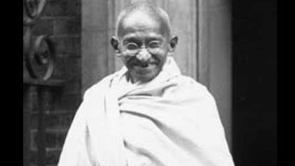 ಗಾಂಧೀಜಿ ಆದರ್ಶ ಯಾರು ಪಾಲಿಸಬೇಕು?