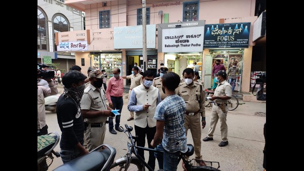 350 ಮಂದಿಗೆ ಮಾಸ್ಕ್ ನೀಡಿ ದಂಡ ವಸೂಲಿ