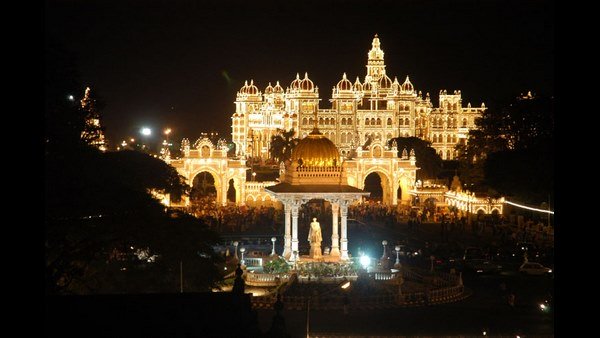 ಇಡೀ ನಗರಕ್ಕೆ ದೀಪಾಲಂಕಾರದ ಮೆರುಗು
