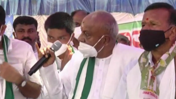 ಮನೆ-ಮನೆಗೆ ಭೇಟಿ ನೀಡಿ ಮತಯಾಚನೆ