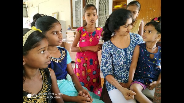 ಮನೆಯ ತಾರಸಿಯಲ್ಲಿ ಮಕ್ಕಳಿಗೆ ಪಾಠ