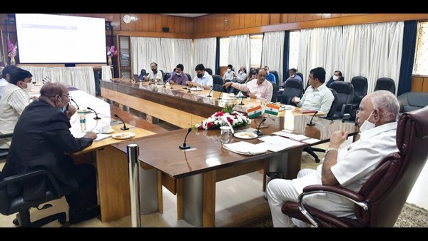 ಯಡಿಯೂರಪ್ಪ ಅವರು ವಿಮಾನ ನಿಲ್ದಾಣದಲ್ಲಿ ಅಧಿಕಾರಿಗಳ ಸಭೆ