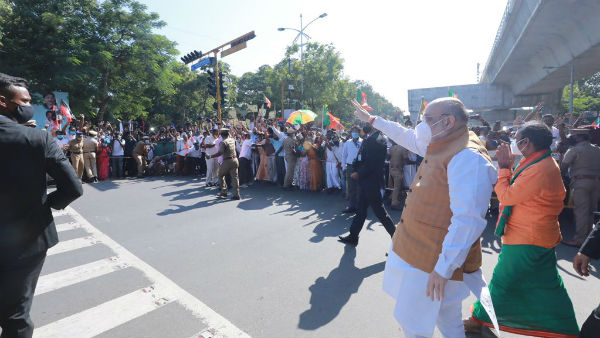 ಬೆಂಬಲಿಗರತ್ತ ಸಾಗಿದ ಅಮಿತ್ ಶಾ