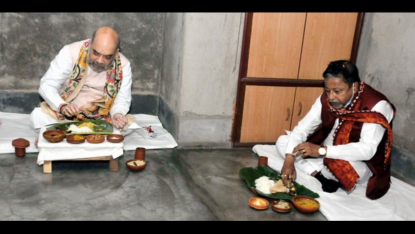 ಬುಡಕಟ್ಟು ಜನಾಂಗಕ್ಕೆ ಸೇರಿದ ನಿವಾಸವೊಂದರಲ್ಲಿ ಭೋಜನ ಸವಿದ ಅಮಿತ್ ಶಾ