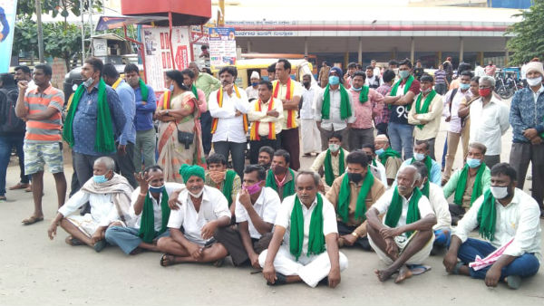 Ramanagara: Farmers Protest In Support Of Bharat Bandh In Between Rain Ramanagara: Farmers Protest In Support Of Bharat Bandh In Between Rain