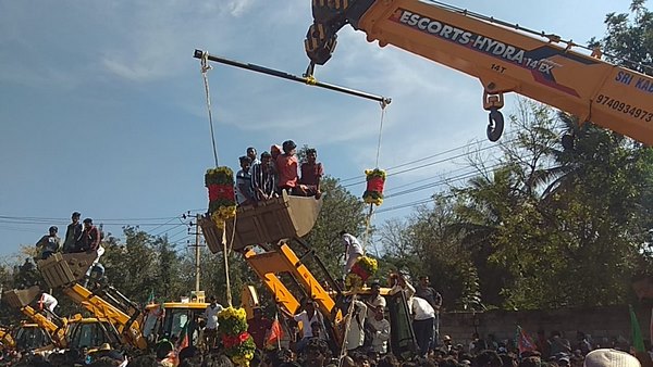 ಸಚಿವರಿಗೆ ಬೃಹತ್ ಸೇಬಿನ ಹಾರ