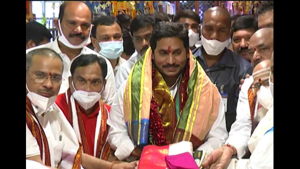 ದೇವಾಲಯಗಳಿಗೂ ಜಗನ್ ಭೇಟಿ ನೀಡಲು ಆರಂಭಿಸಿದ್ದಾರೆ