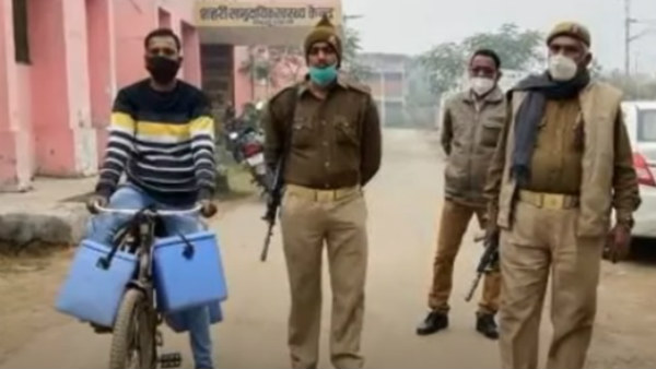 ಚೌಕಾಘಾಟ್ ನ ಆಸ್ಪತ್ರೆಗೆ ಸೈಕಲ್ ನಲ್ಲಿ ಲಸಿಕೆ ಪೂರೈಕೆ