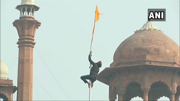 ಕೆಂಪುಕೋಟೆಯ ಧ್ವಜಸ್ಥಂಭವನ್ನು ಏರಿದ ಕಿಸಾನ್ ಯೂನಿಯನ್ ಸಂಘಟನೆ