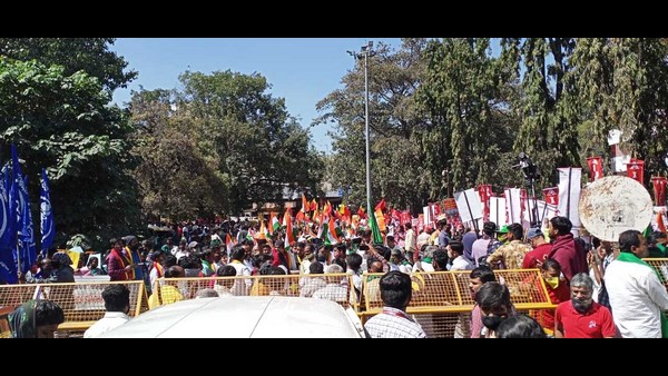 ಕರ್ನಾಟಕದಲ್ಲಿ ರೈತರಿಂದ ಟ್ರ್ಯಾಕ್ಟರ್ ಪ್ರತಿಭಟನಾ ಜಾಥಾ