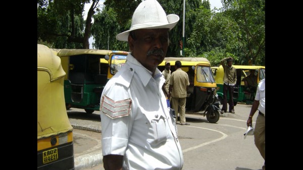 ಪಾದಚಾರಿ ರಸ್ತೆಯಲ್ಲಿ ವಾಹನ ಚಾಲನೆ