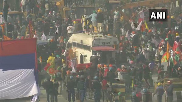 ದೆಹಲಿಯ ಗಡಿ ಭಾಗಗಳಲ್ಲಿ ಪರಿಸ್ಥಿತಿ ಉದ್ವಿಗ್ನ, ಬ್ಯಾರಿಕೇಡ್ ಮುರಿದು ರೈತರ ಮೆರವಣಿಗೆ