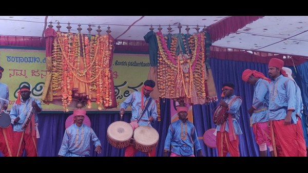 ಕಲಾವಿದರಿಂದ ಕಂಸಾಳೆ ನೃತ್ಯ