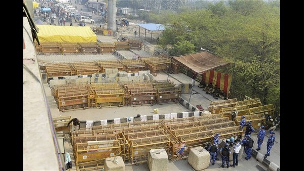 ರಾಜಧಾನಿ ಗಡಿಯಲ್ಲಿ ಬ್ಯಾರಿಕೇಡ್ ಮತ್ತು ಕಬ್ಬಿಣದ ಸರಪಳಿ