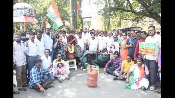 Mysuru: Congress Protest Against Petrol Price Hike Mysuru: Congress Protest Against Petrol Price Hike