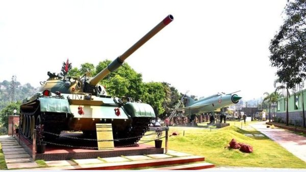 ಯುದ್ಧ ವಿಮಾನ ಗಮನ ಸೆಳೆಯುತ್ತದೆ