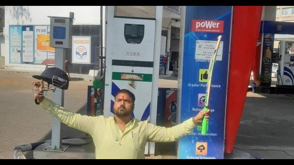 ಕ್ರಿಕೆಟ್ ಬ್ಯಾಟ್, ಹೆಲ್ಮೆಟ್ ಹಿಡಿದು ಪ್ರತಿಭಟನೆ
