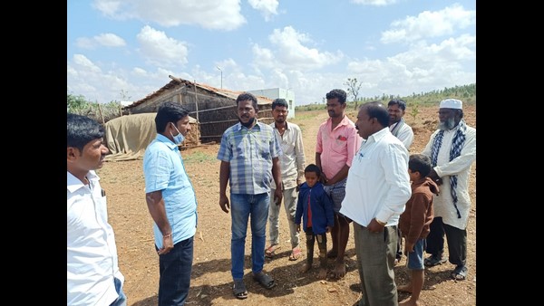ಗುಡಿಸಲು ಕಟ್ಟಿಕೊಂಡು ವಾಸಿಸುತ್ತಿದ್ದಾರೆ