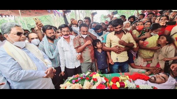 ಅಂತ್ಯಕ್ರಿಯೆಯಲ್ಲಿ ಸಿದ್ದರಾಮಯ್ಯ