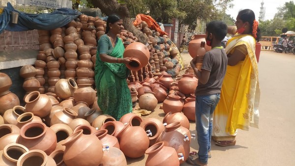 ಮಣ್ಣಿನ ಮಡಿಕೆ ನೀರು
