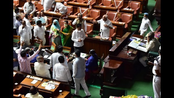 ಕಾಂಗ್ರೆಸ್ ಸದಸ್ಯರು ಕೈ ಬೆರಳಲ್ಲಿ ಸಿಡಿ ಹಿಡಿದುಕೊಂಡು ಬಿಜೆಪಿ ವಿರುದ್ದ ಪ್ರತಿಭಟನೆ