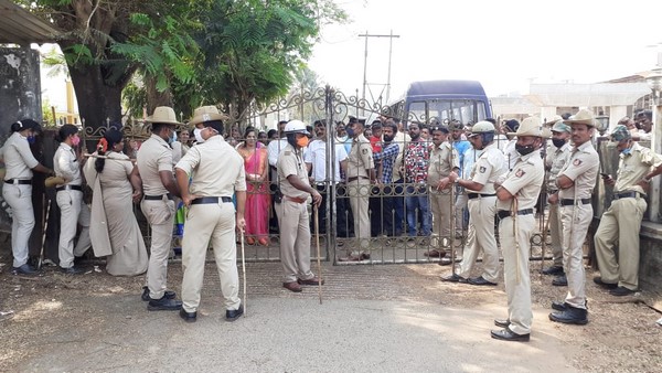ಜಿಲ್ಲಾ ಆಸ್ಪತ್ರೆಯ ಬಾಗಿಲು ಮುಚ್ಚುತ್ತೀರಾ?