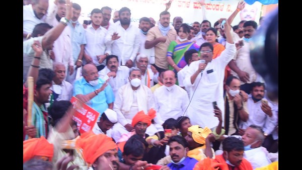 ವಿಧಾನಸಭೆಯಲ್ಲಿ ಹೋರಾಟ
