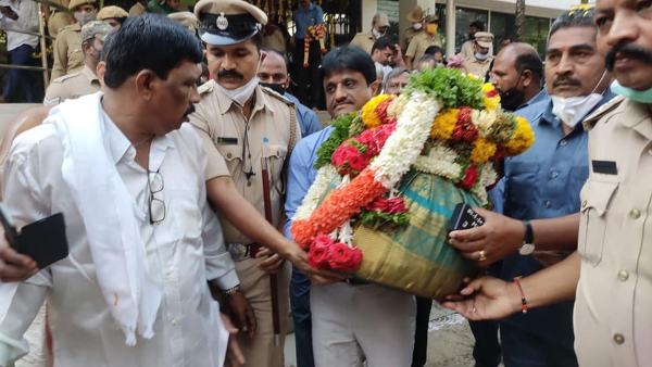14 ಆಭರಣ ಧರಿಸಲಾಗುತ್ತದೆ