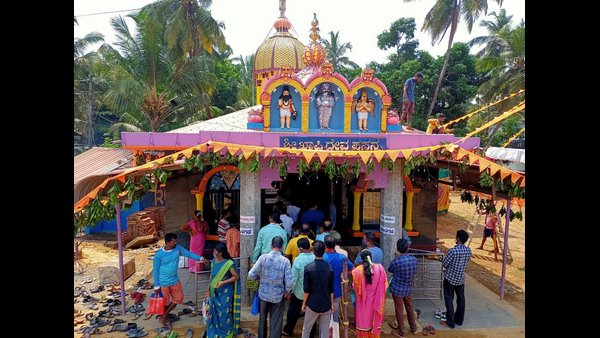 ಸಿಗರೇಟು, ಮದ್ಯ ಅರ್ಪಣೆ