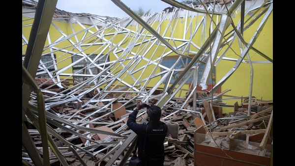 Indonesia: At Least 8 Killed, Over 30 Injured After 6.0 Earthquake Strikes Java, Bali Indonesia: At Least 8 Killed, Over 30 Injured After 6.0 Earthquake Strikes Java, Bali