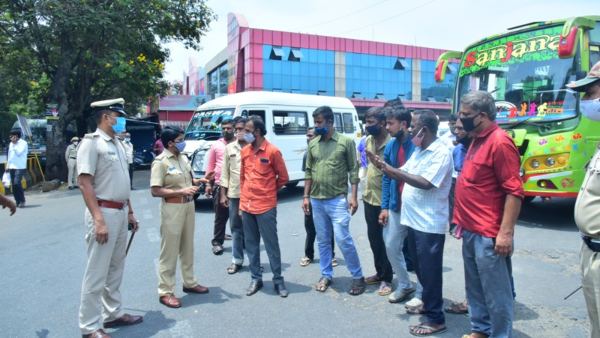 ಬಸ್ ನಿಲ್ದಾಣದಲ್ಲಿ ಪ್ರತಿಭಟನೆ