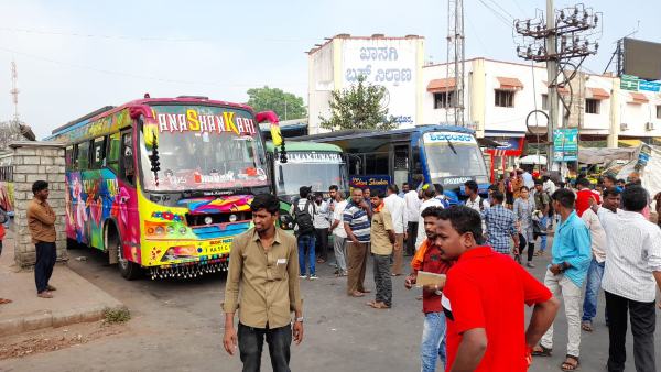 ಖಾಸಗಿ ಬಸ್ಗಳ ದರ್ಬಾರ್
