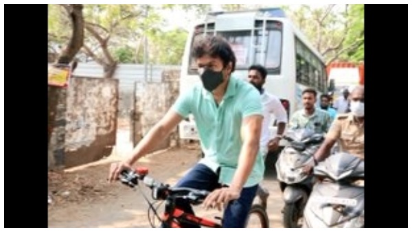 ವಿಜಯ್ ಸೈಕಲ್ನಲ್ಲಿ ಬಂದಿದ್ದಕ್ಕೆ ಡಿಎಂಕೆ ಪ್ರತಿಕ್ರಿಯೆ