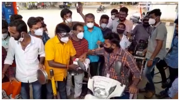 ಸೆಂಚುರಿ ಬಾರಿಸಿದ ಕ್ರಿಕೆಟಿಗನಂತೆ ಬ್ಯಾಟ್ ಎತ್ತಿದರು