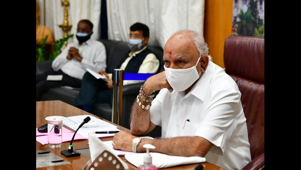 ಕಣ್ಣೀರಿನಲ್ಲಿ ಕೈಗತೊಳೆಯುತ್ತಿದ್ದಾರೆ