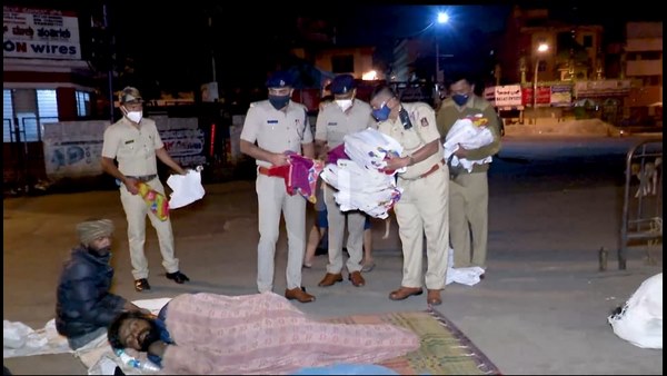 Humanity of police: Cops distributed bed sheets for Beggars in K.R. market Humanity of police: Cops distributed bed sheets for Beggars in K.R. market