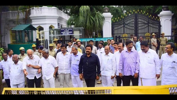 ಯಡಿಯೂರಪ್ಪನವರು ತಾವು ಖರೀದಿಸಿ ತಂದ ಕುದುರೆಗಳ ಮೇಲೆ ತಾವೇ ಸವಾರಿ