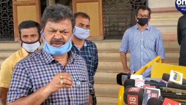 https://kannada.oneindia.com/news/davanagere/honnali-mla-renukacharya-performs-last-rites-of-man-who-died-of-covid-19-223872.html https://kannada.oneindia.com/news/davanagere/honnali-mla-renukacharya-performs-last-rites-of-man-who-died-of-covid-19-223872.html