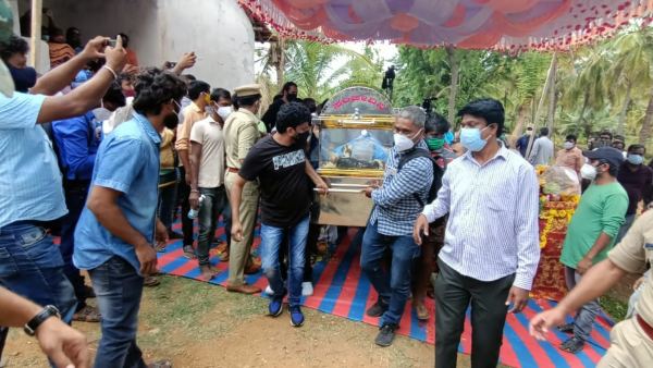 ಅಗಲಿದ ನಟನಿಗೆ ಗ್ರಾಮಸ್ಥರ ವಿದಾಯ