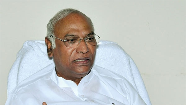 ದಲಿತ, ಆದಿವಾಸಿ ಅಥವಾ ಅಲ್ಪಸಂಖ್ಯಾತ ಸಮುದಾಯದ ವ್ಯಕ್ತಿಯನ್ನು ಆಯ್ಕೆ ಮಾಡಿ