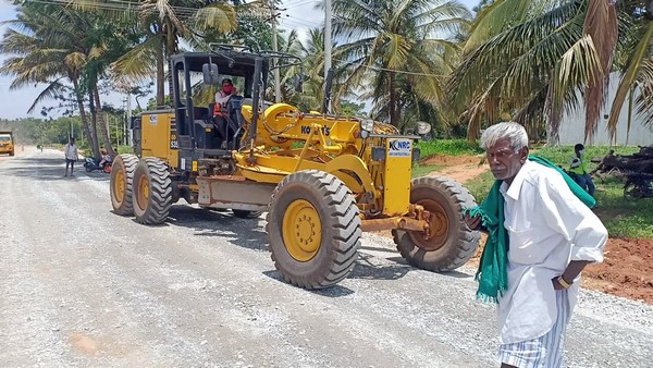 Old Couple Protest In Road For Compensation Old Couple Protest In Road For Compensation